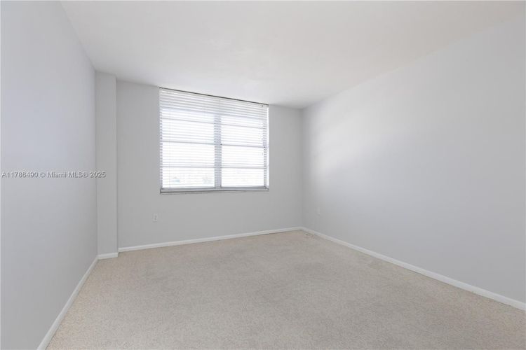 Commodore Plaza - Tower #511 image #17