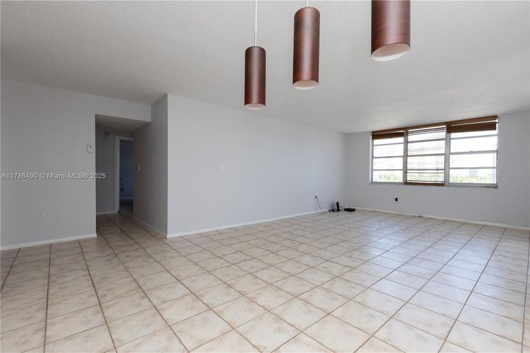 Commodore Plaza - Tower #511 image #27