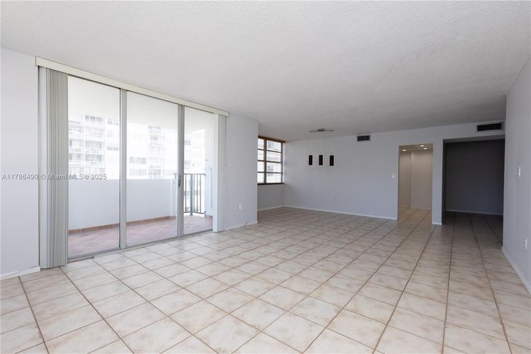 Commodore Plaza - Tower #511 image #28