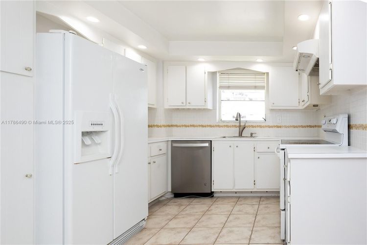 Commodore Plaza - Tower #511 image #6