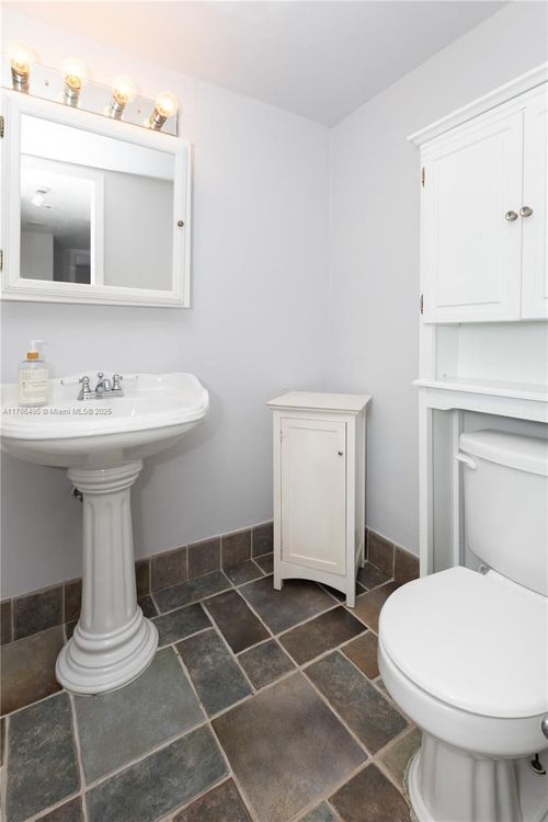 Commodore Plaza - Tower #511 image #8