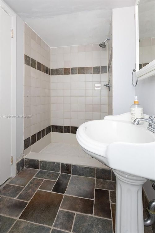 Commodore Plaza - Tower #511 image #9