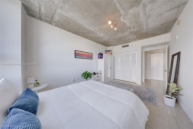 Midblock Condominium #1007 image #14