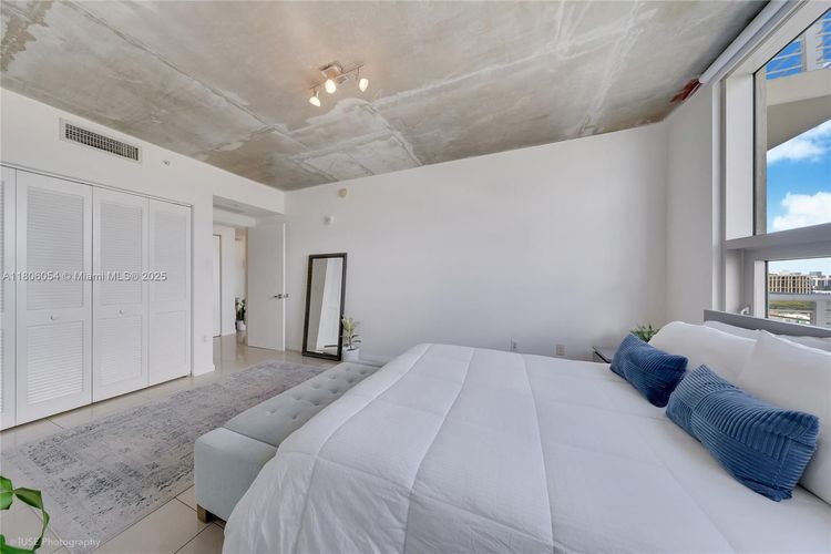 Midblock Condominium #1007 image #15