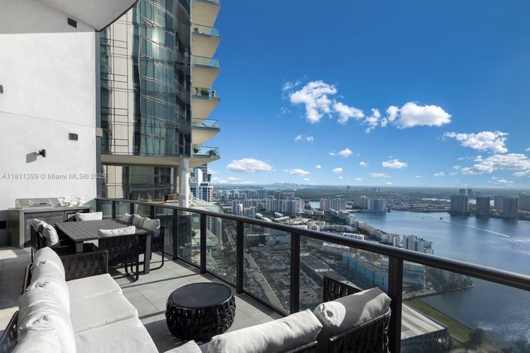 Porsche Design Tower #4603 image #30