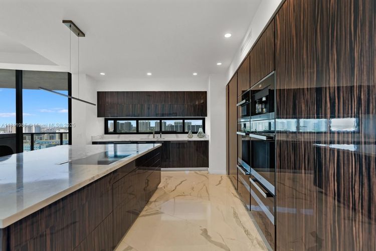 Porsche Design Tower #1703 image #13