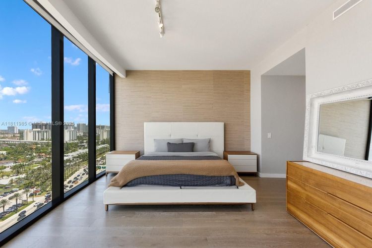 Porsche Design Tower #1703 image #14