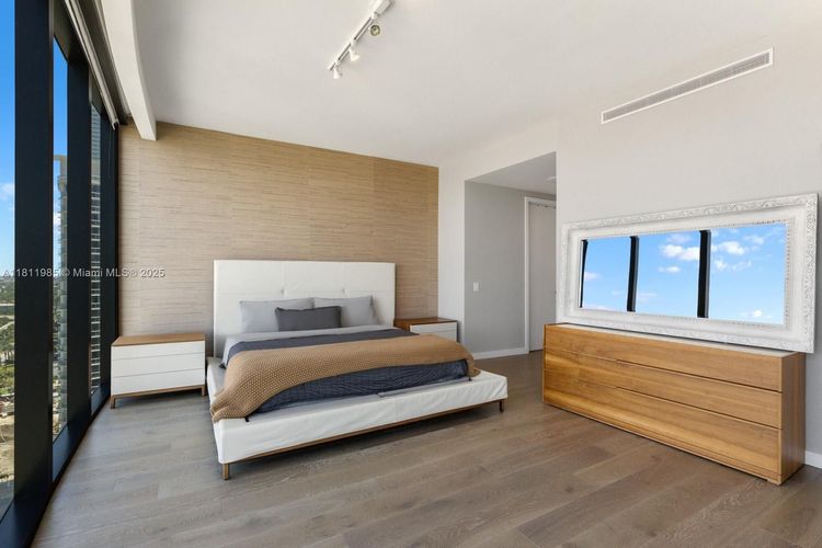 Porsche Design Tower #1703 image #15