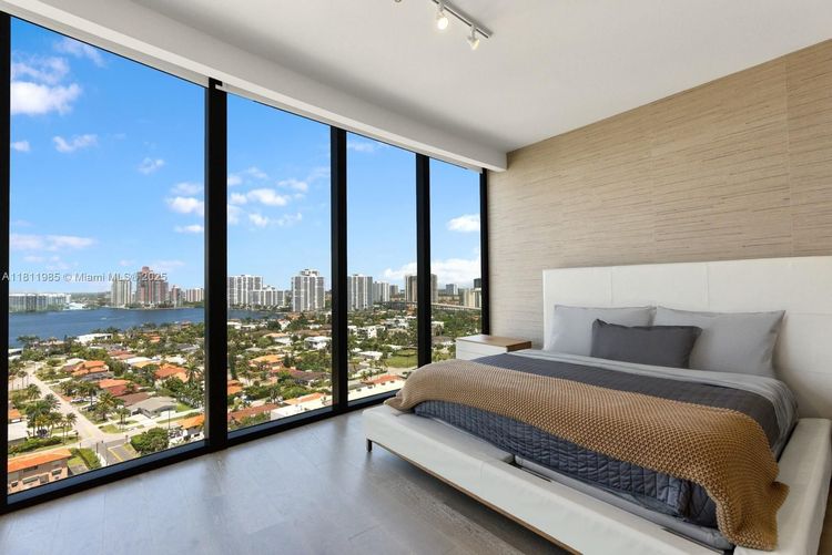 Porsche Design Tower #1703 image #17