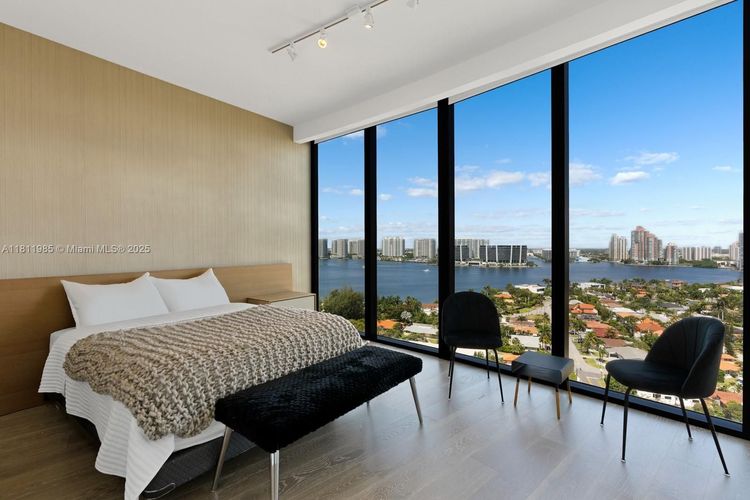 Porsche Design Tower #1703 image #25