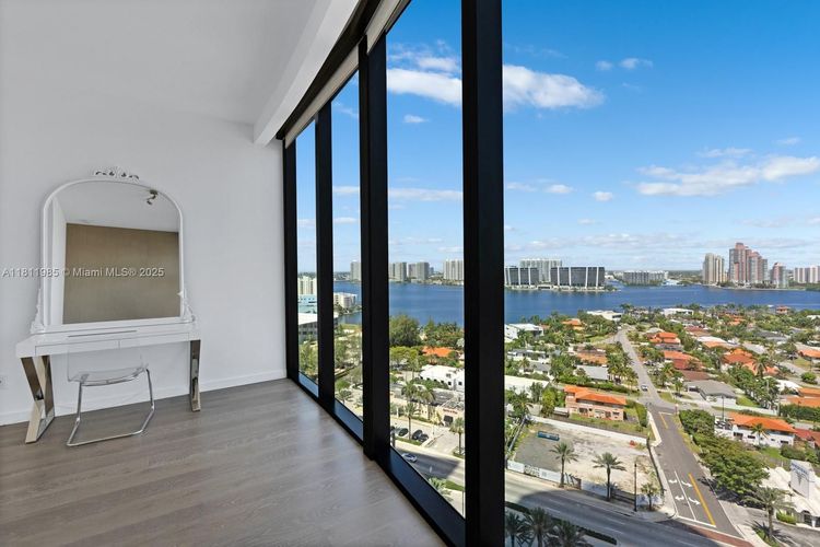 Porsche Design Tower #1703 image #27