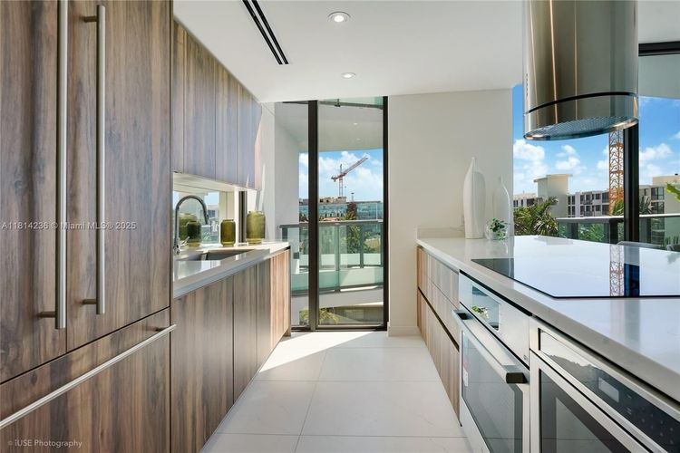 Alana #601 image #22