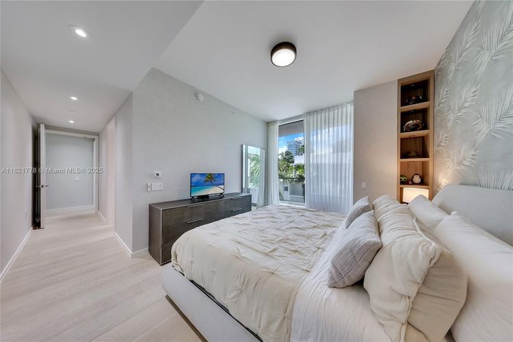 Three Hundred Collins #3D image #7