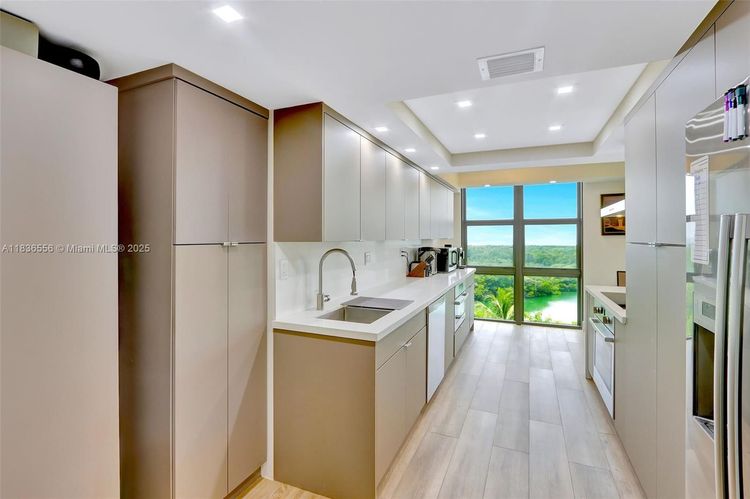 Towers of Key Biscayne #E708 image #8