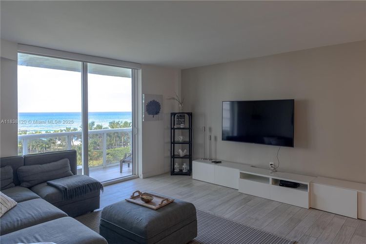 Harbour House #634 image #11