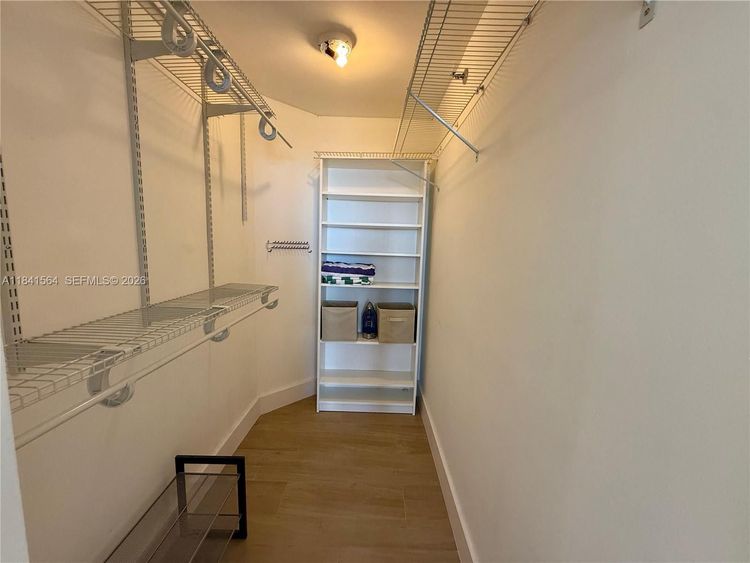 Isola #1104 image #10