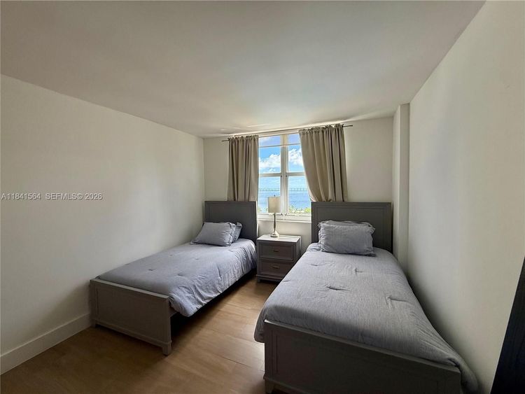 Isola #1104 image #12