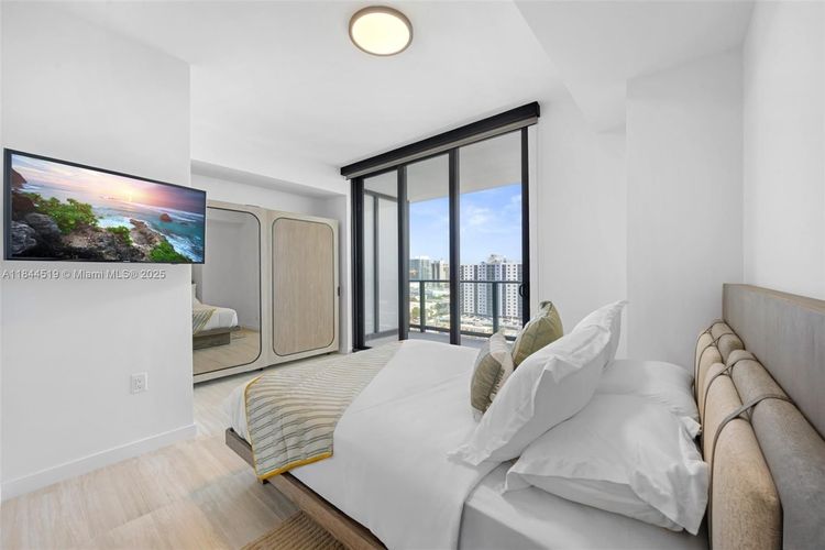 72 Park #1210 image #13