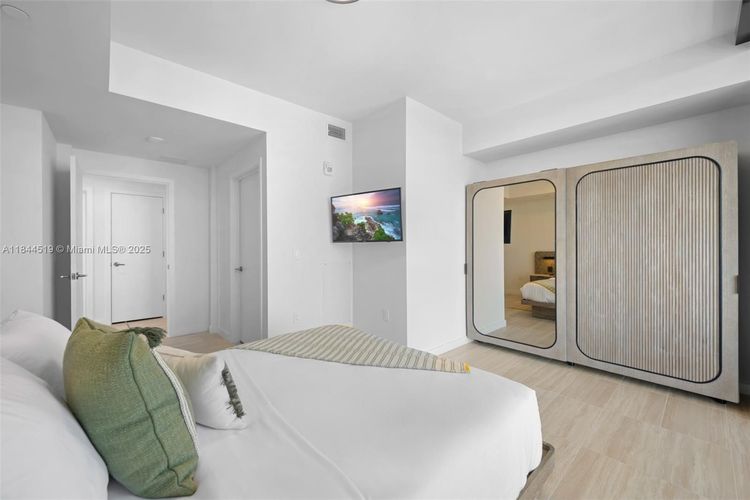 72 Park #1210 image #15