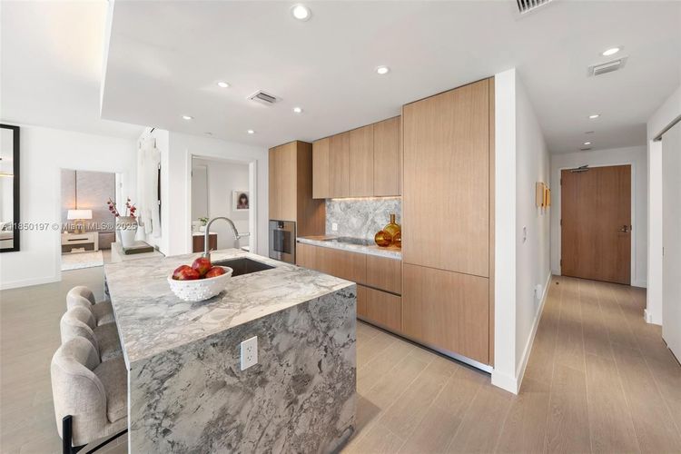 Five Park #807 image #7