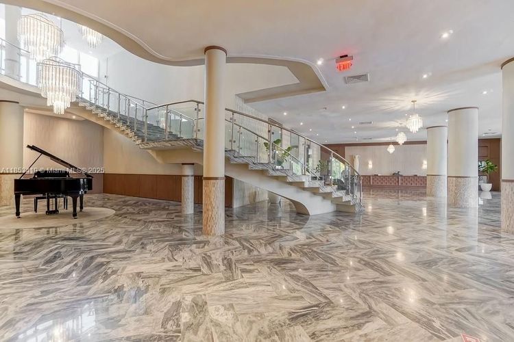 Carriage House #829 image #10