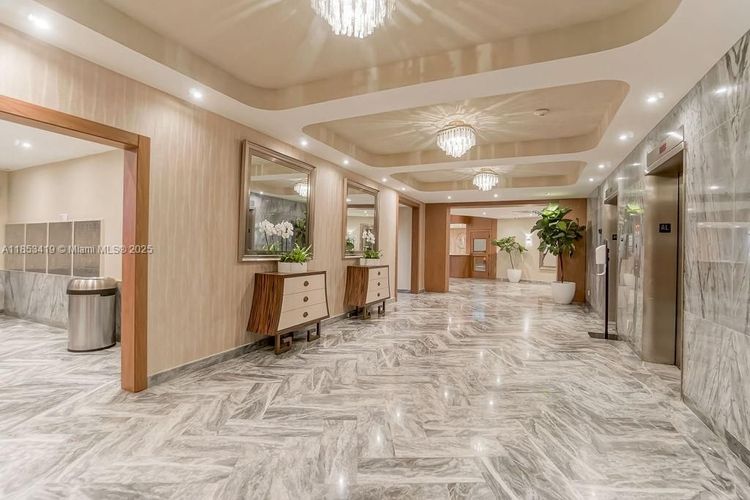 Carriage House #829 image #9