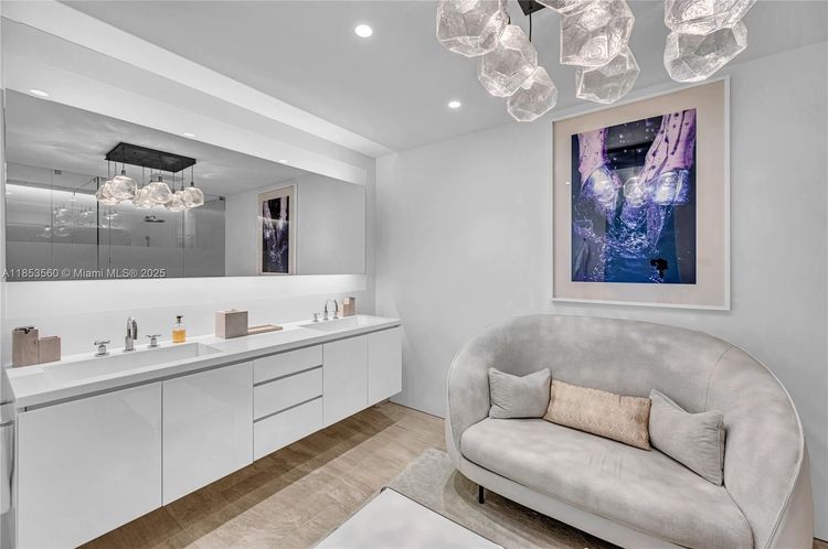 The Surf Club Four Seasons Hotel And Residences #S-1011 image #23