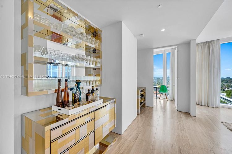 The Surf Club Four Seasons Hotel And Residences #S-1011 image #29