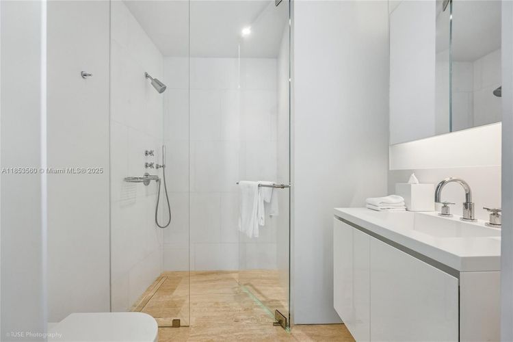 The Surf Club Four Seasons Hotel And Residences #S-1011 image #34