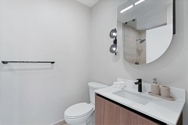 72 Park #2101 image #15