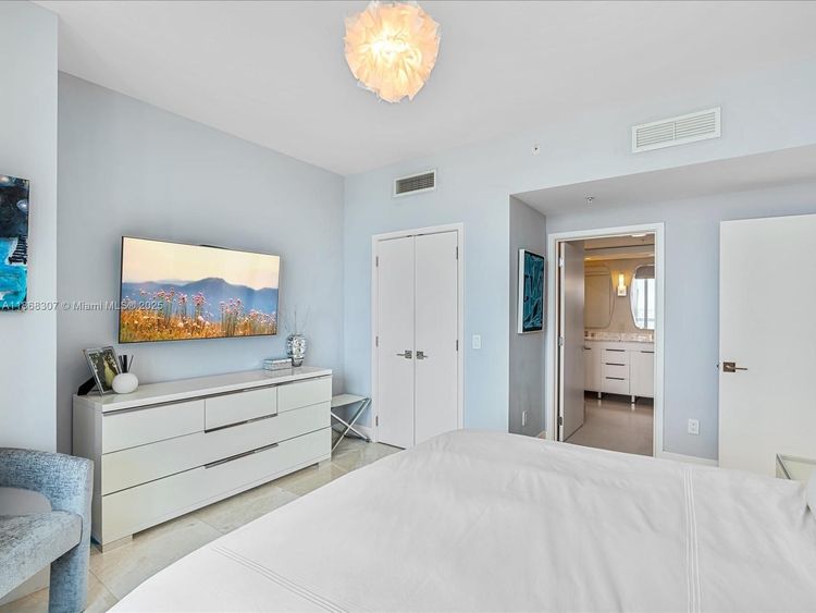 Carillon Condo North Tower #1010 image #16