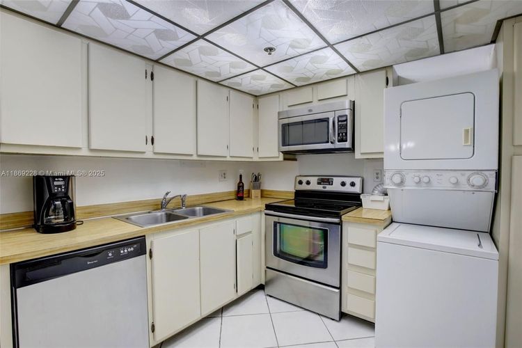 Winston Towers #1703 image #9