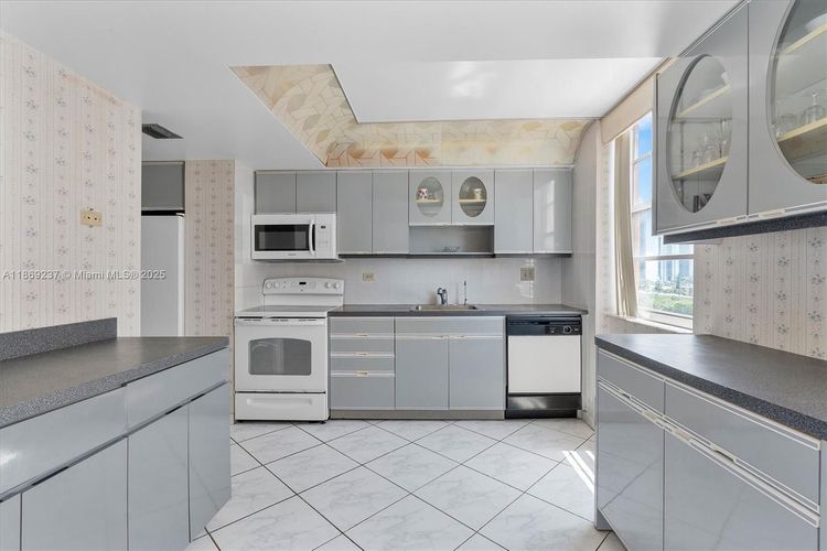 Winston Towers #1005 image #14