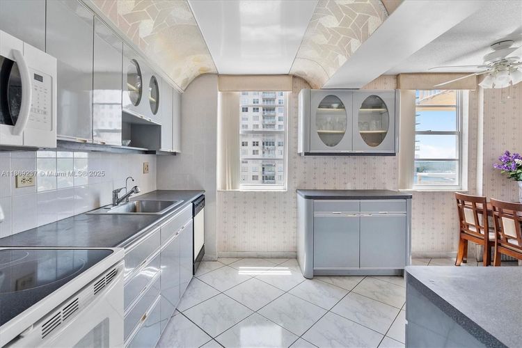 Winston Towers #1005 image #16