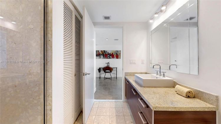 Latitude #2900 image #12