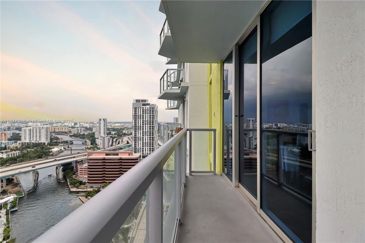 Latitude #2900 image #14