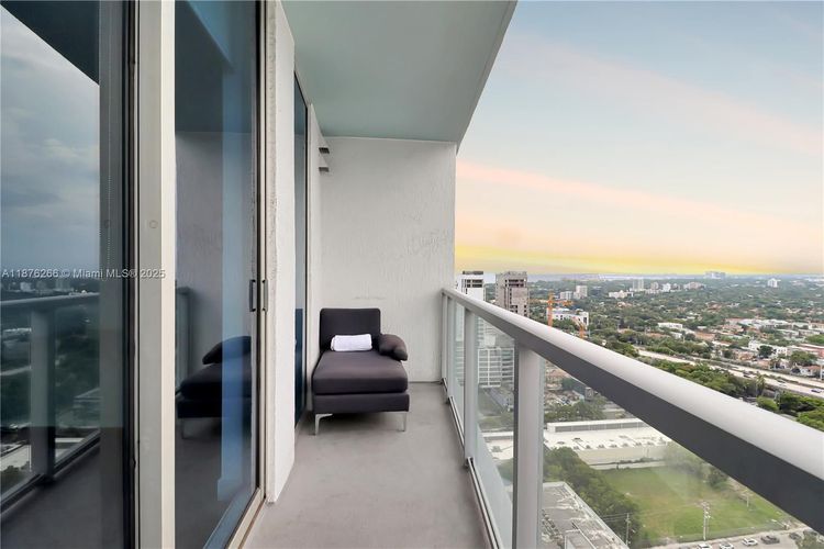 Latitude #2900 image #15