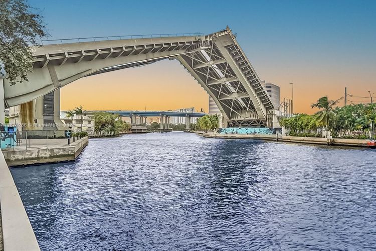 Latitude #2900 image #20