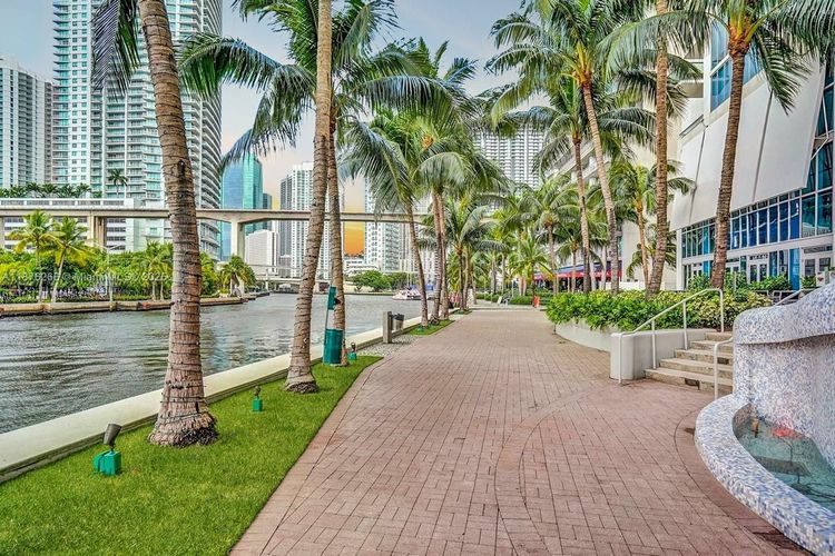 Latitude #2900 image #21