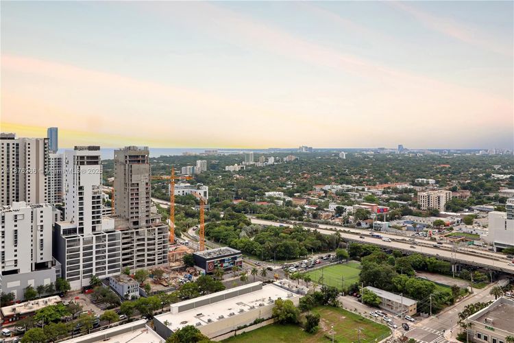 Latitude #2900 image #22