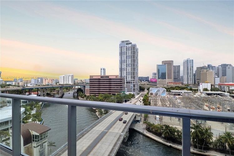 Latitude #2900 image #23