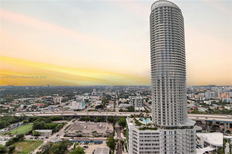 Latitude #2900 image #24