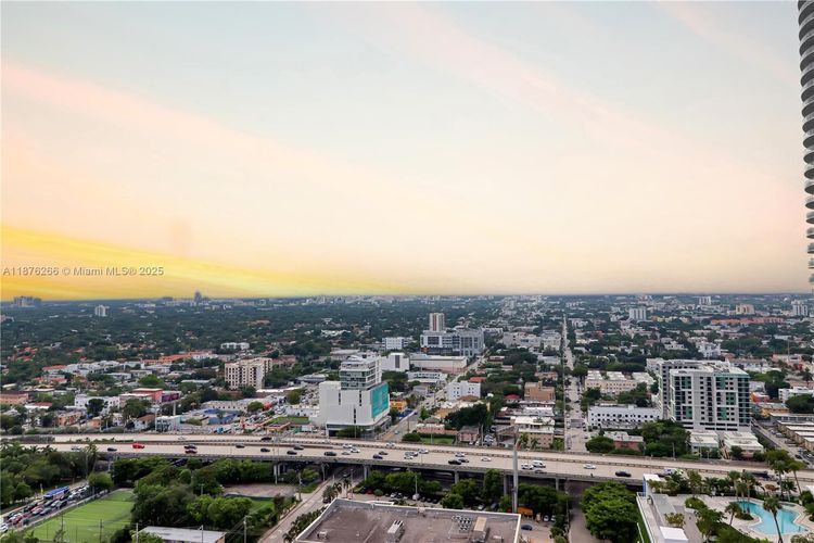 Latitude #2900 image #25