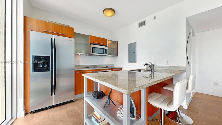 Latitude #2900 image #6