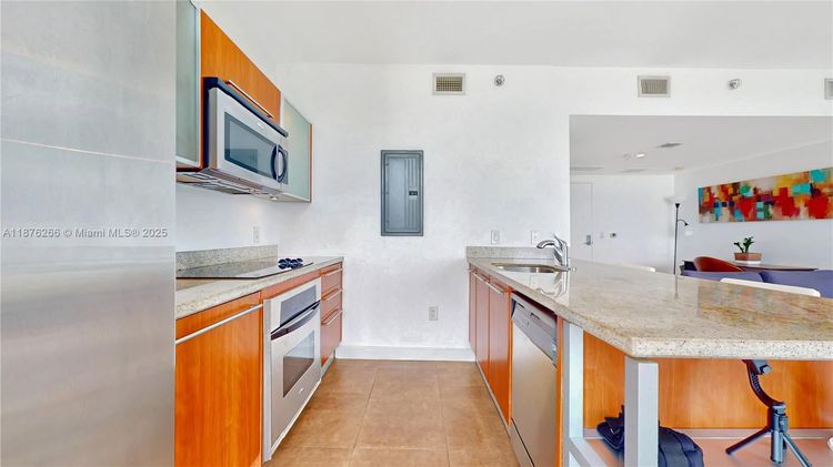 Latitude #2900 image #7