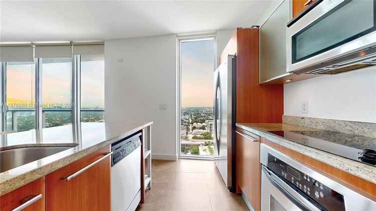 Latitude #2900 image #8