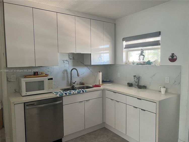 Lincoln Towers #C403 image #12