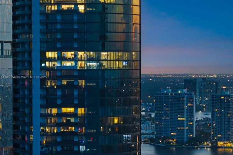 Porsche Design Tower #4405 image #8