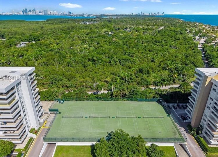 Commodore Club South #115 image #15