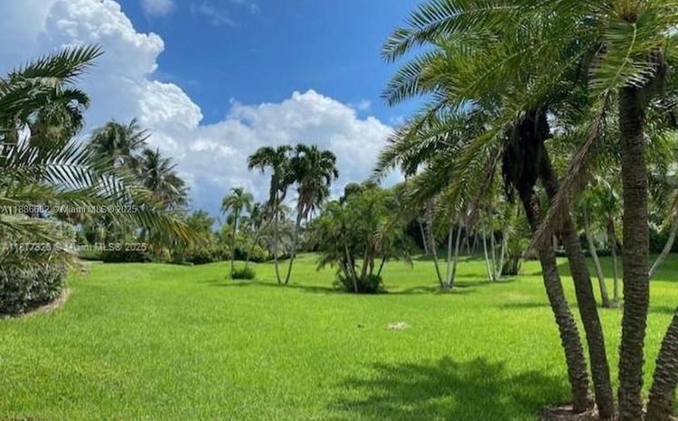 Commodore Club South #115 image #20